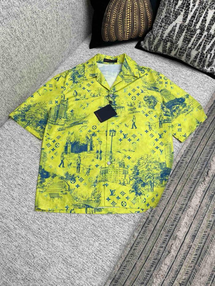 Camicia gialla estiva con motivi blu, stile casual, ideale per look trendy e comfort outdoor.