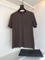 T-shirt marrone casual con taschino, tessuto leggero, stile minimalista e versatile.