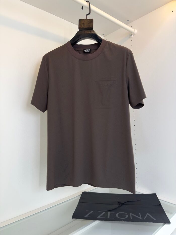 T-shirt marrone casual con taschino, tessuto leggero, stile minimalista e versatile.