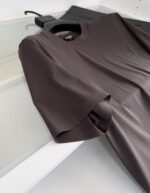 Vestito marrone elegante a maniche corte, tessuto satinato, stile moderno e versatile.