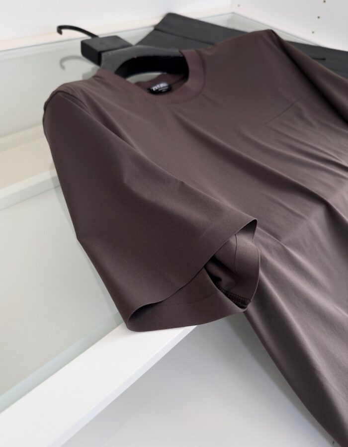 Vestito marrone elegante a maniche corte, tessuto satinato, stile moderno e versatile.