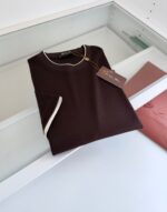 Camicia marrone elegante con bordo bianco, tessuto di qualità, stile minimalista, nuova e raffinata.