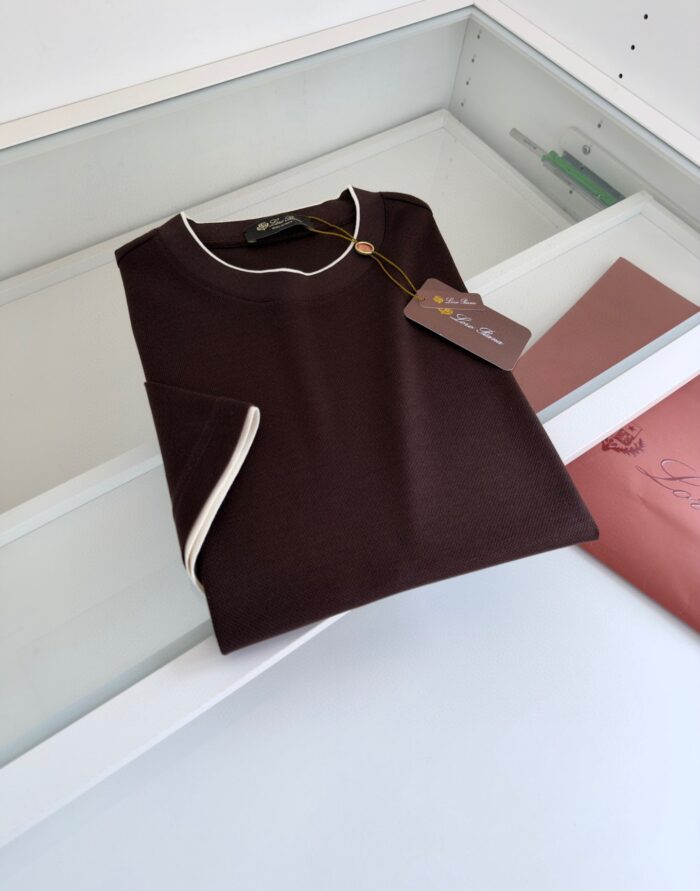 Camicia marrone elegante con bordo bianco, tessuto di qualità, stile minimalista, nuova e raffinata.