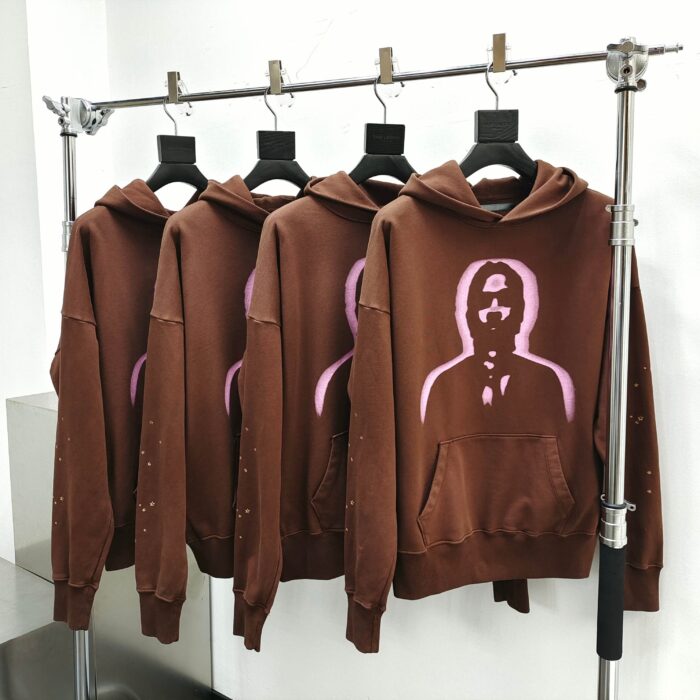 Felpe marroni con grafica rosa vintage, stile moderno e dettagli distress, in boutique di moda.