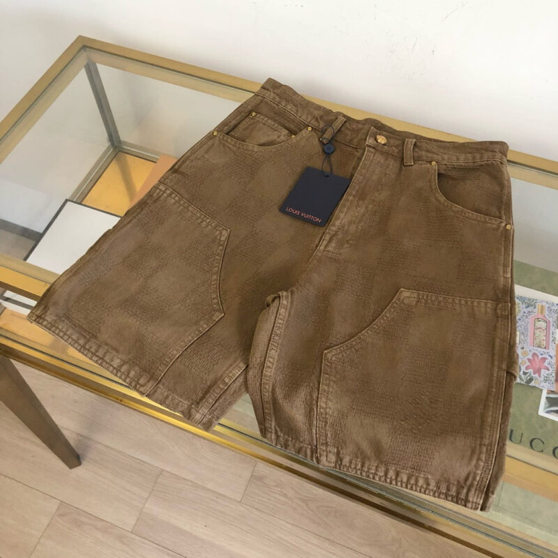 Pantaloncini cargo marroni con tasche, su tavolo di vetro, stile casual e resistente.