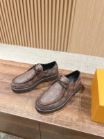 Scarpe in cuoio marrone eleganti e versatili su tavolo di legno naturale.
