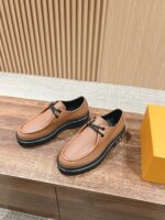 Scarpe in pelle marrone eleganti slip-on su superficie in legno, stile raffinato e moderno.