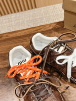 Sneakers in pelle marrone con lacci colorati, stile casual e versatile ideale per ogni occasione.