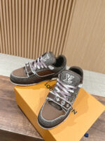 Sneaker Louis Vuitton in marrone con lacci pastello e suola chunky su scatola arancione elegante.