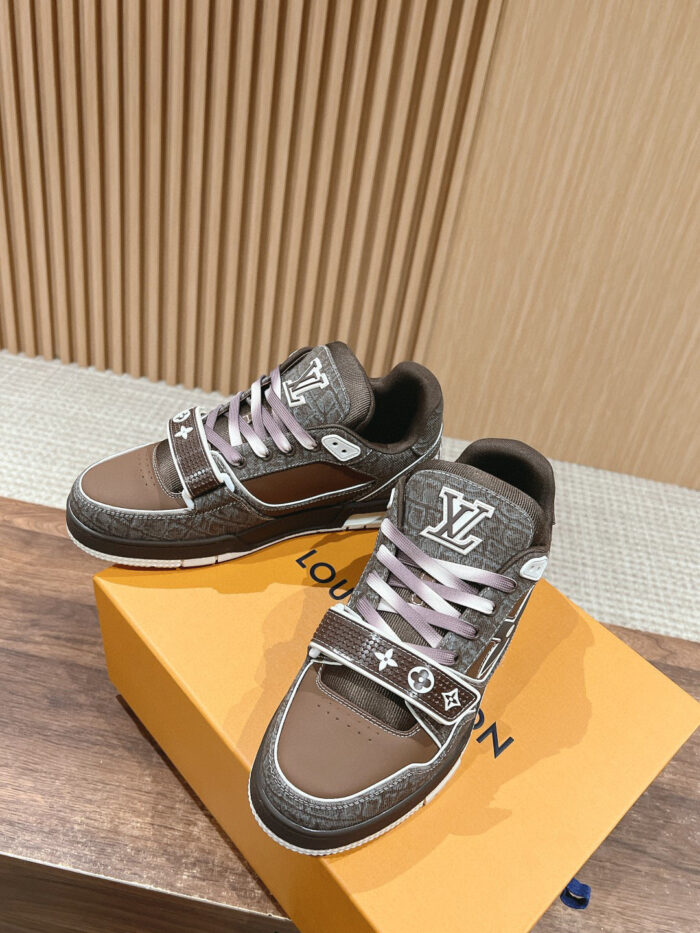 Sneaker Louis Vuitton in marrone con lacci pastello e suola chunky su scatola arancione elegante.