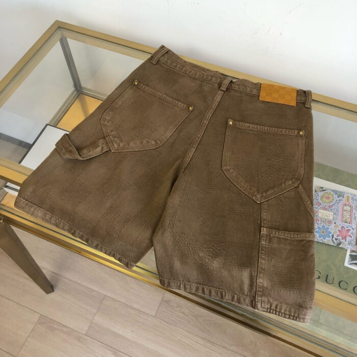 Shorts di jeans marroni con tasche decorabili e dettagli hardware eleganti, stile casual e vintage.