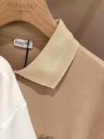Camicia polo beige Burberry con dettaglio in fantasia herringbone, elegante e di alta qualità.