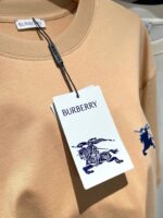 Maglione Burberry beige con logo cavallo blu, morbido, confortevole e stile elegante.