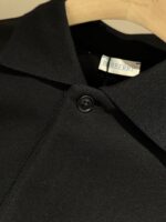 Giacca nera Burberry con colletto elegante e dettaglio di qualità.