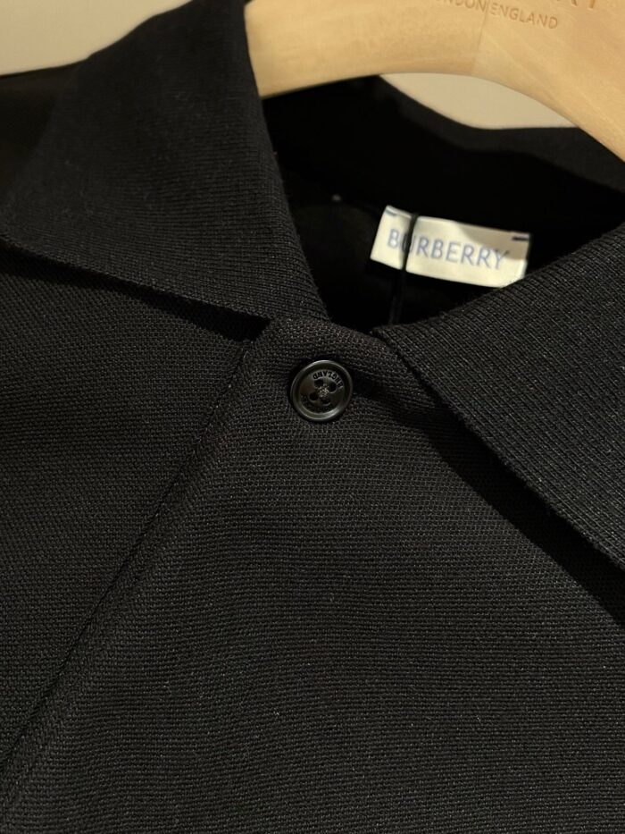 Giacca nera Burberry con colletto elegante e dettaglio di qualità.