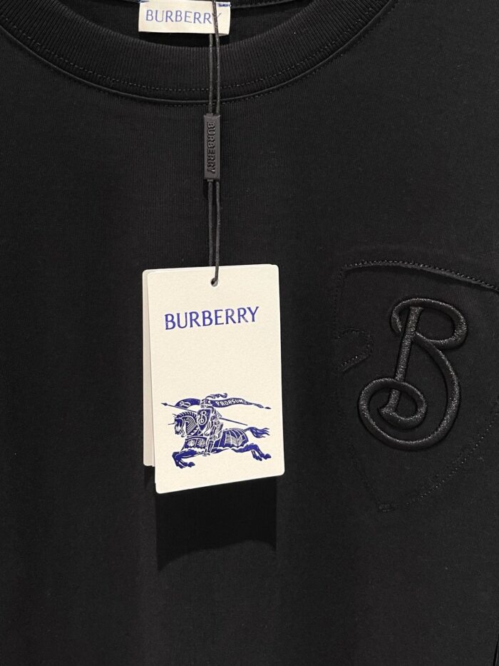 Maglietta nera Burberry con logo ricamato e etichetta con cavaliere, stile elegante e casual.