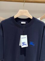 T-shirt nero Burberry con logo blu ricamato, eleganza casual in tessuto di alta qualità.