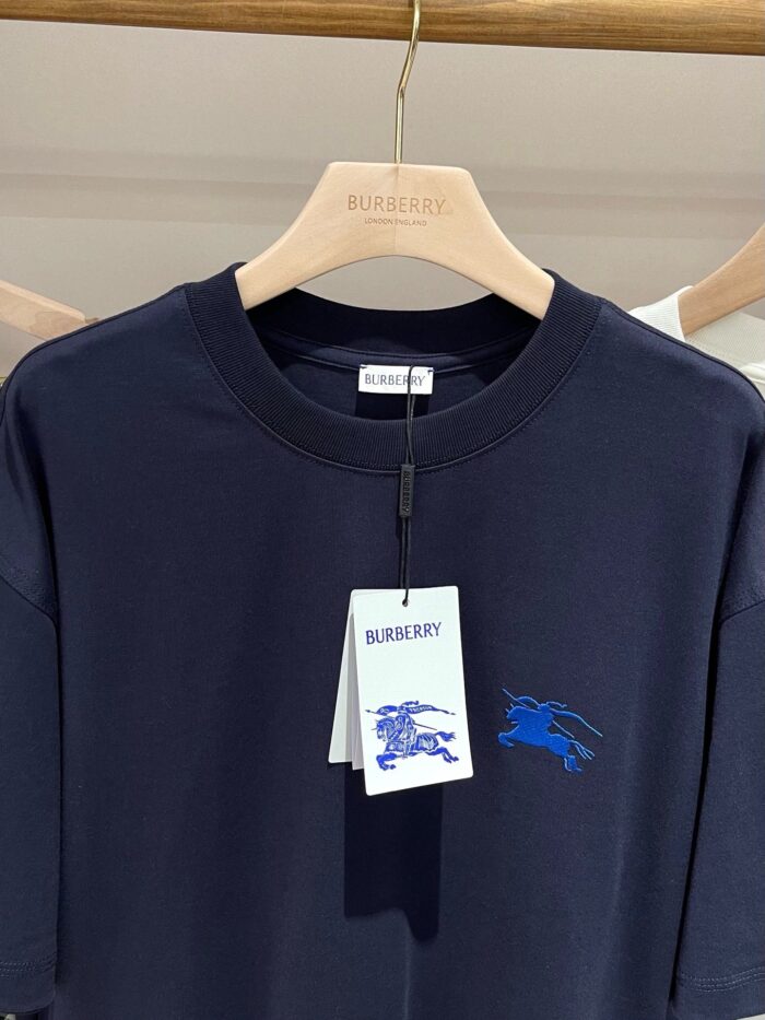 T-shirt nero Burberry con logo blu ricamato, eleganza casual in tessuto di alta qualità.