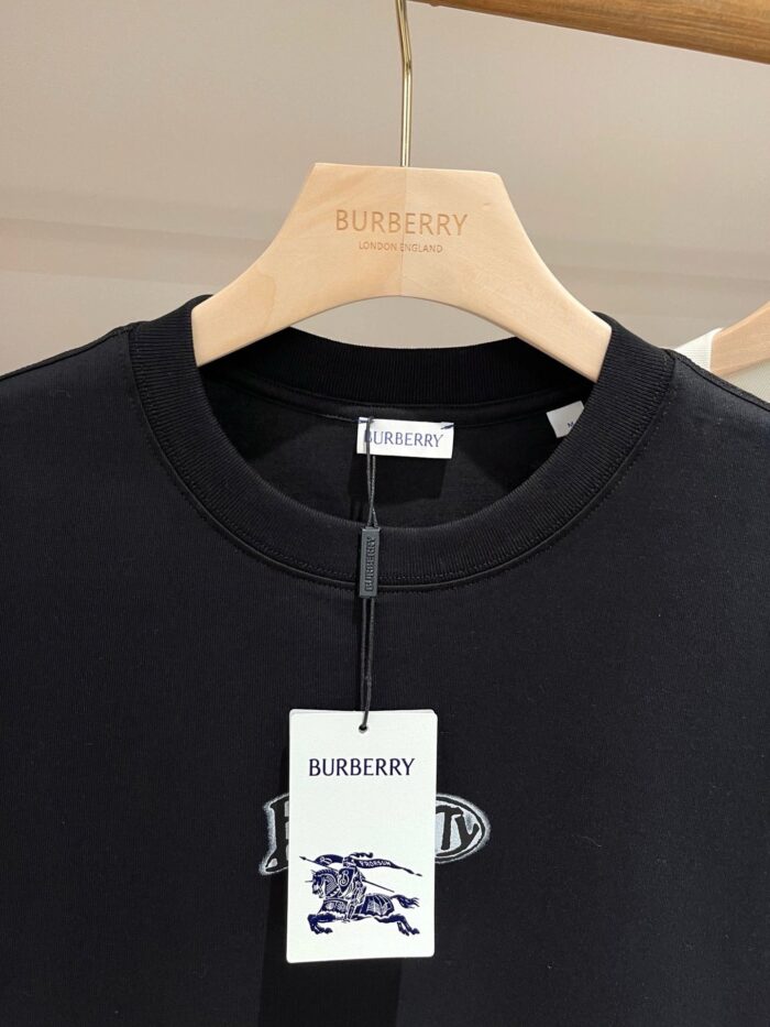 T-shirt nera Burberry con logo minimale, in cotone di alta qualità e dettagli di lusso.