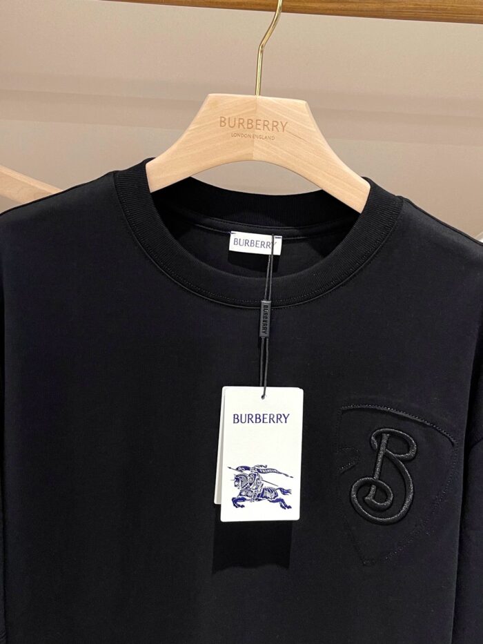 Maglietta nera Burberry con logo ricamato, stile minimalista e di alta qualità.
