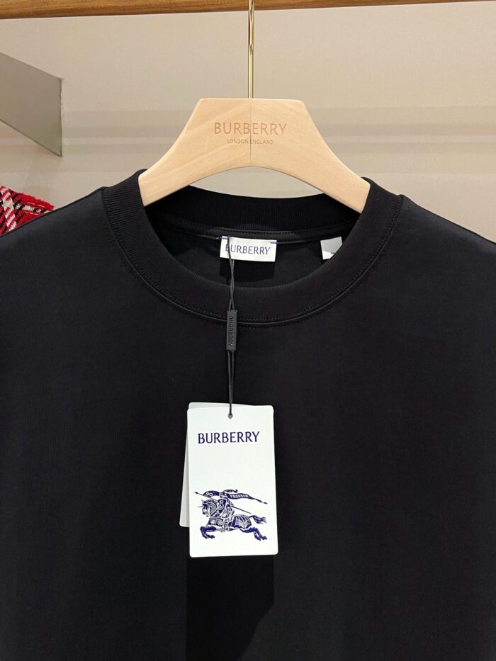 Maglietta nera Burberry di lusso, minimalista, in tessuto di alta qualità, in ambientazione elegante.
