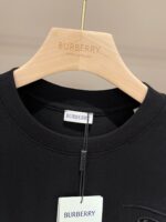 Maglione nero Burberry in cotone di alta qualità, stile casual e sofisticato, con logo discreto.