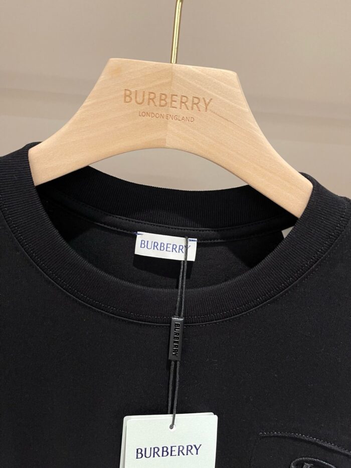 Maglione nero Burberry in cotone di alta qualità, stile casual e sofisticato, con logo discreto.