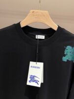 Maglietta nera Burberry con ricamo leone colorato, elegante, casual e di alta qualità.