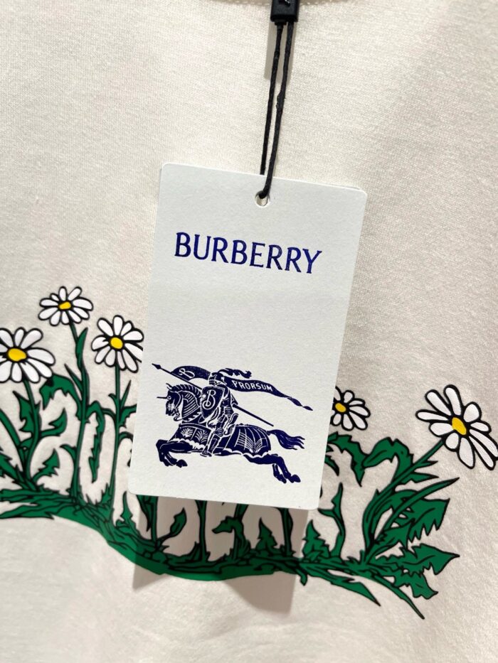 Etichetta Burberry con logo cavallo, fiori floreali e dettagli eleganti in stile lusso.