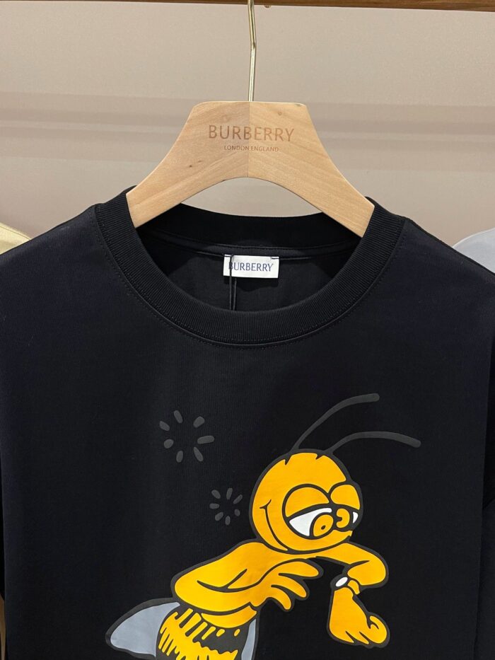 T-shirt Burberry con ape sorridente e orologio, stile moderno e divertente in cotone morbido.