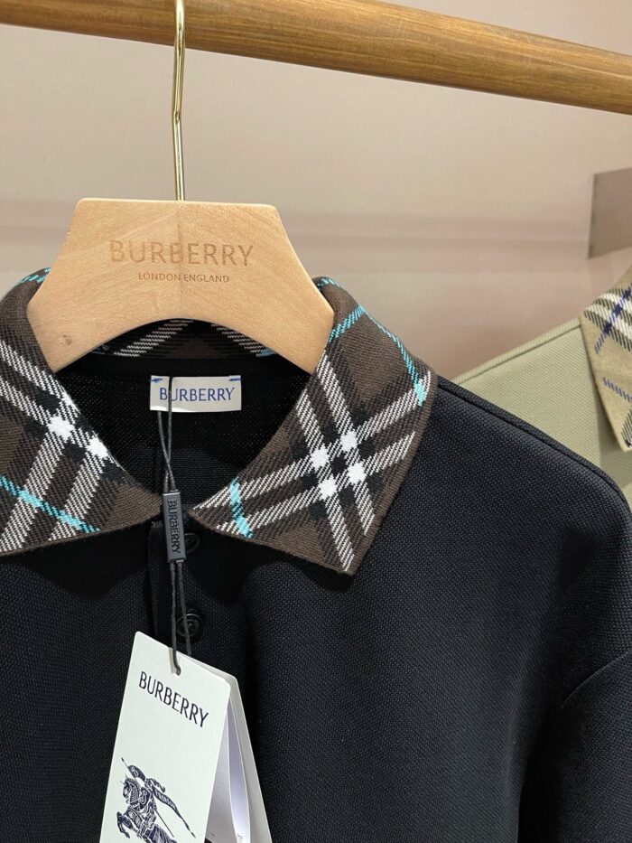 Camicia Burberry nera con colletto check, sull’gancio di lusso con logo impresso.