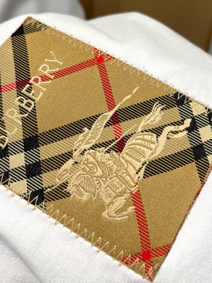 Patch Burberry con logo cavaliere e motivo check classico beige, nero, rosso e bianco.