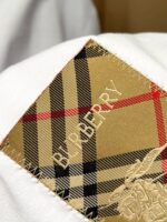 Mascherina Burberry con patch check, logo ricamato e design elegante luxury fashion.
