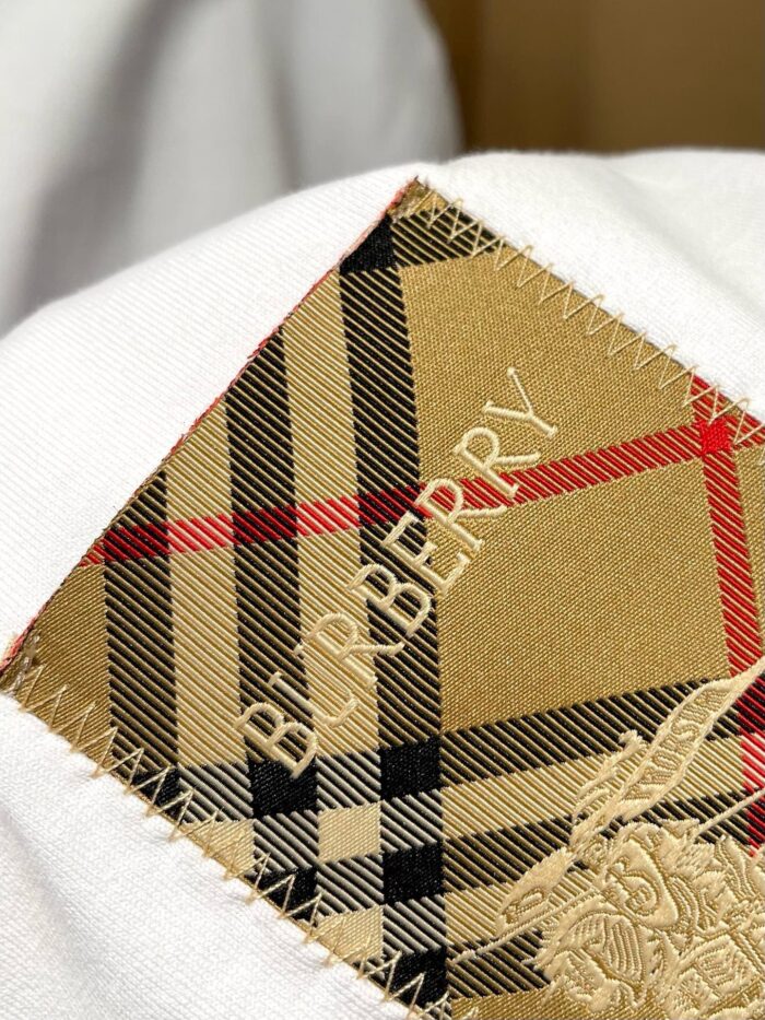 Mascherina Burberry con patch check, logo ricamato e design elegante luxury fashion.