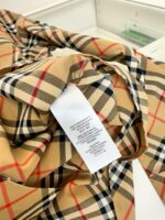 Tessuto Burberry Check di lusso con etichetta bianca, stile elegante e alta qualità.