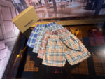 Pantaloncini Burberry a quadri in tessuto di alta qualità, stile casual ed elegante.