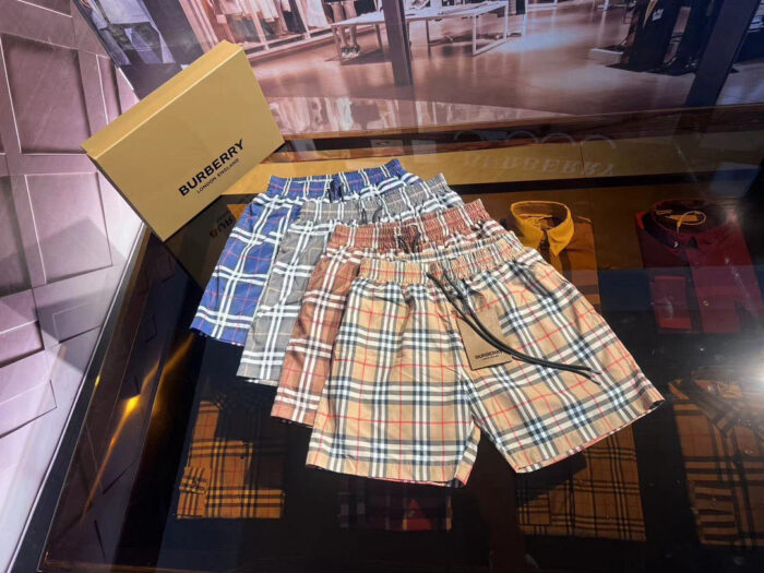 Pantaloncini Burberry a quadri in tessuto di alta qualità, stile casual ed elegante.