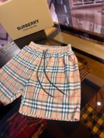 Pantaloncini Burberry check eleganti e casual, moda uomo e donna, stile e lusso raffinato.