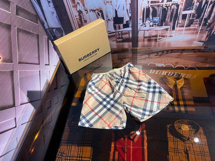 Pantaloncini Burberry Check di lusso, stile elegante, comfort e design raffinato.