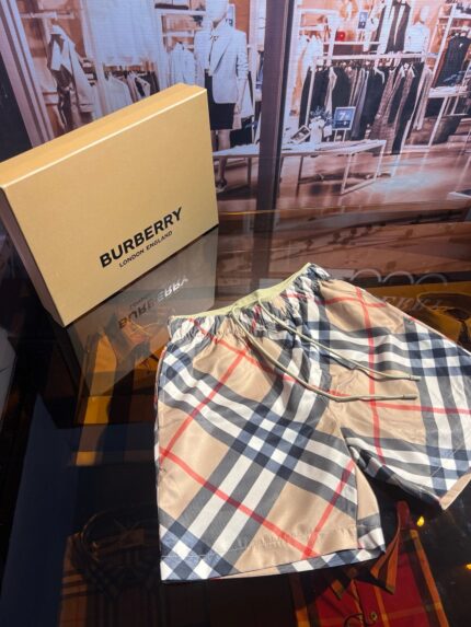 Pantaloncini Burberry check in confezione elegante, stile di lusso e moda raffinata.