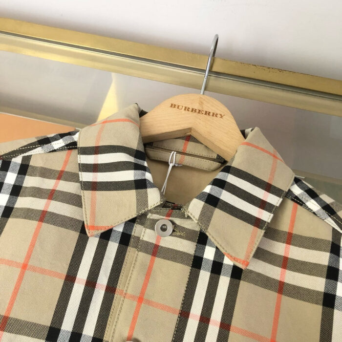 Camicia Burberry quadri classici in cotone, stile elegante e riconoscibile, su gruccia di legno.