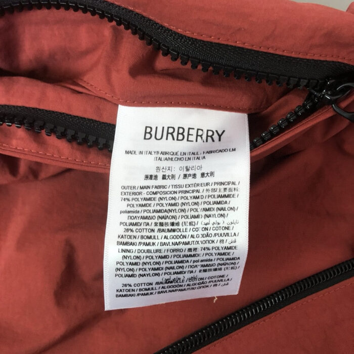 Etichetta Burberry su capospalla di lusso con dettagli di cura e tessuto raffinato.