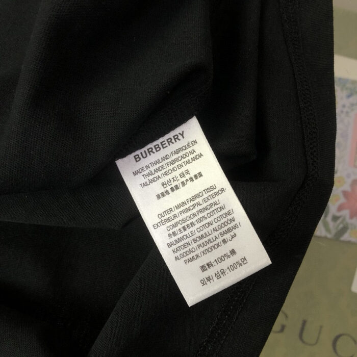 Etichetta Burberry su abbigliamento nero di lusso, dettagli di cura e autenticità.