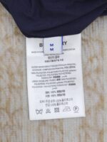 Etichetta Burberry, taglia M, istruzioni di cura e composizione tessuti, Made in China.