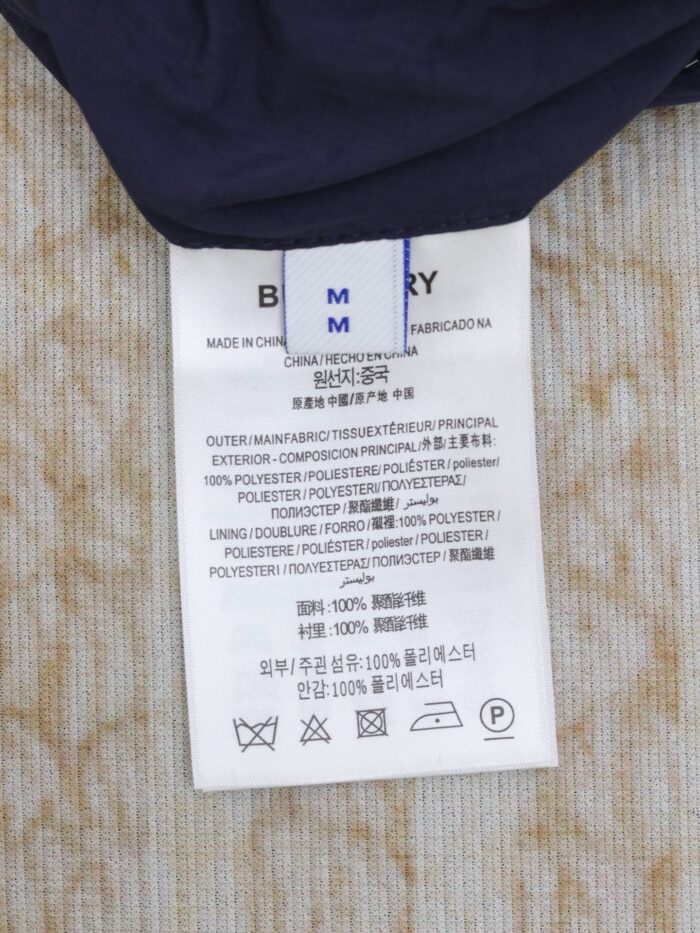 Etichetta Burberry, taglia M, istruzioni di cura e composizione tessuti, Made in China.