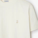 Maglietta donna Burberry crema con logo ricamato, stile minimalista e tessuto di alta qualità.