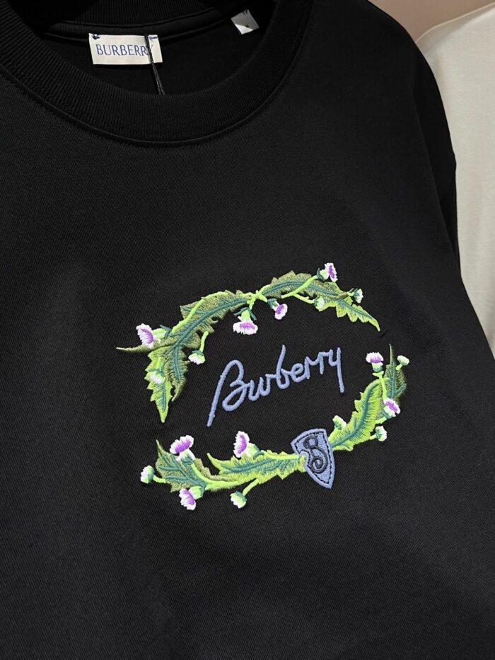 Felpa nera Burberry con ricamo floreale e logo elegante, stile casual e di lusso.