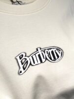 Felpa beige con ricamo Burberry nero, tessuto morbido e stile casual elegante.