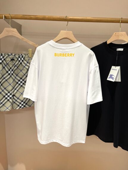 Esposizione di abbigliamento Burberry: T-shirt bianca, shorts check e maglietta nera elegante.