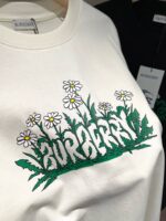 Felpa bianca Burberry con ricamo floreale, design ispirato alla natura, style elegante e moderno.